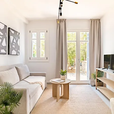 Sanders Paros Gardens Apartment
